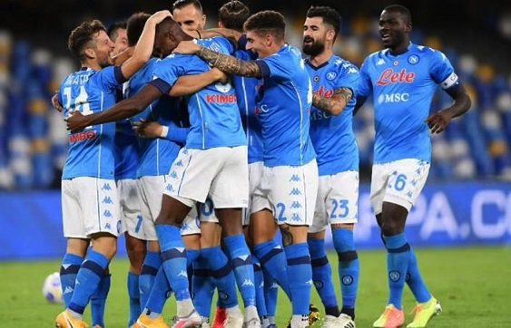 Los jugadores del Napoli luchan por el honor del equipo